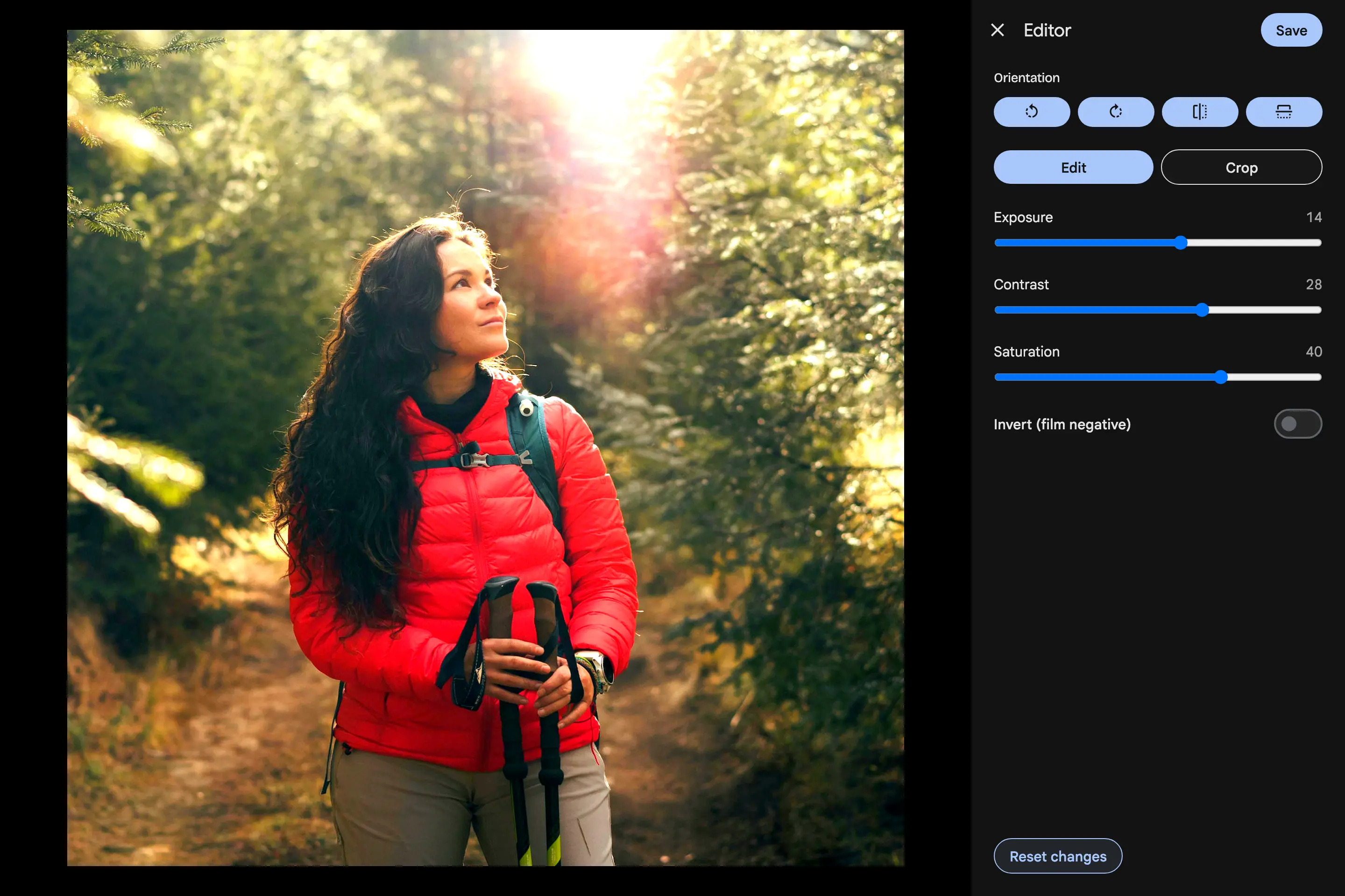 Der Bildeditor von Gallery mit geöffnetem Anpassen-Werkzeug: Belichtung, Kontrast und Sättigung angehoben auf einem Foto einer Wanderin im sonnigen Wald