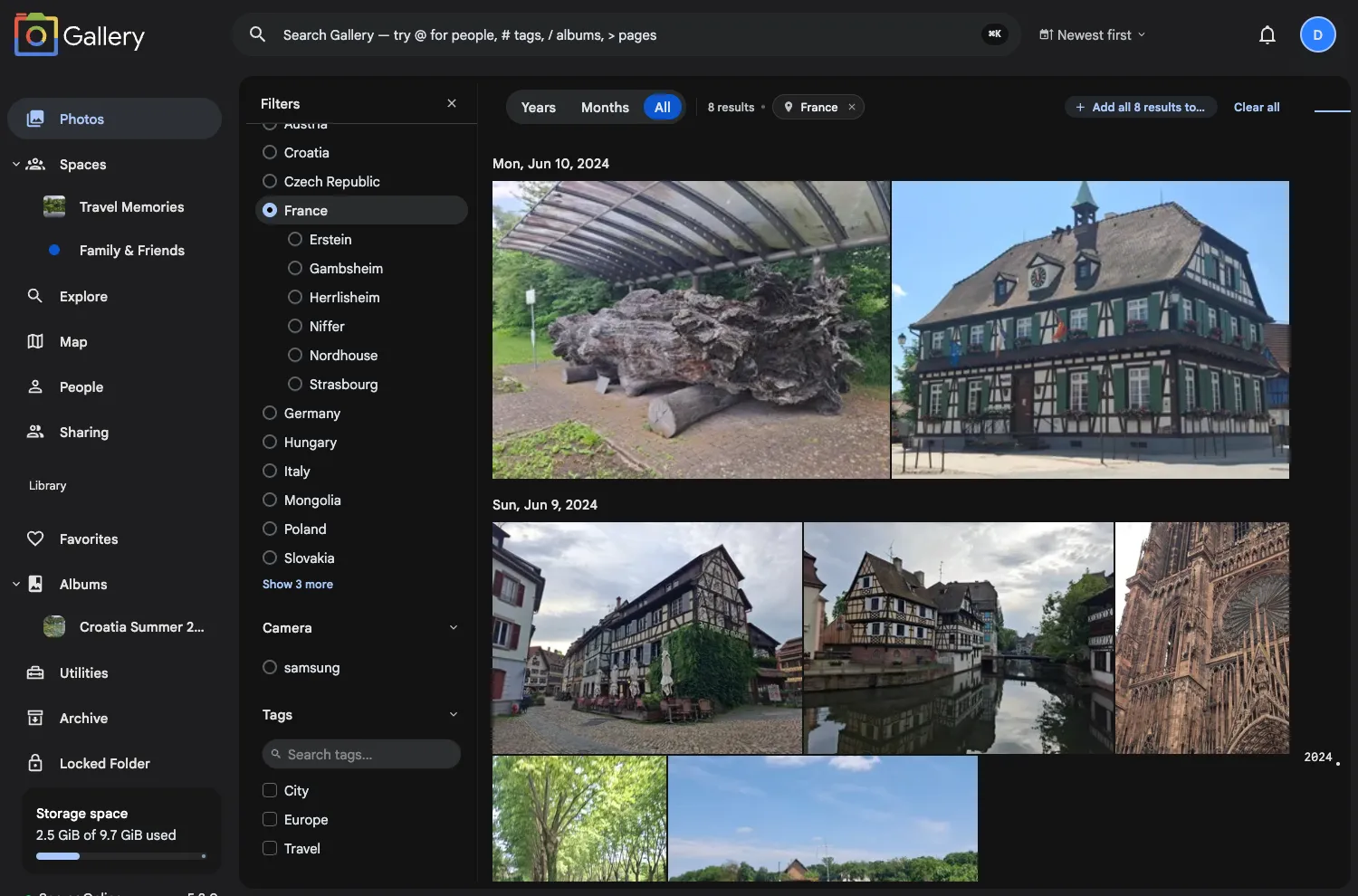 Photos-Seite mit Filterpanel, auf Frankreich gesetzt, gefilterte Timeline mit 4 Ergebnissen über mehrere Jahre